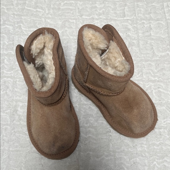 UGG Kids Boots in Brown and Cream - Picture 1 of 15